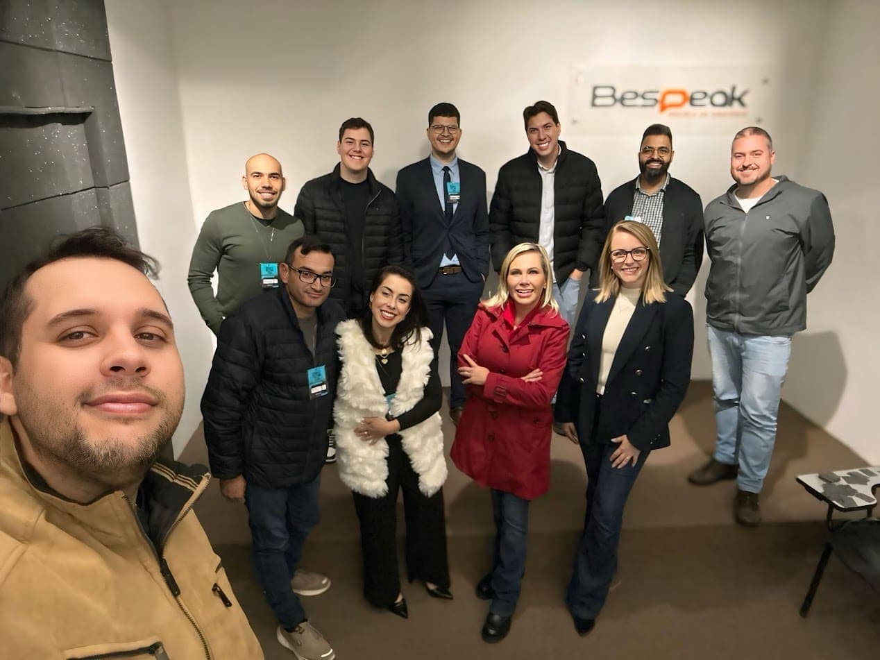 Membros do Bespeak Club reunidos após um encontro de prática