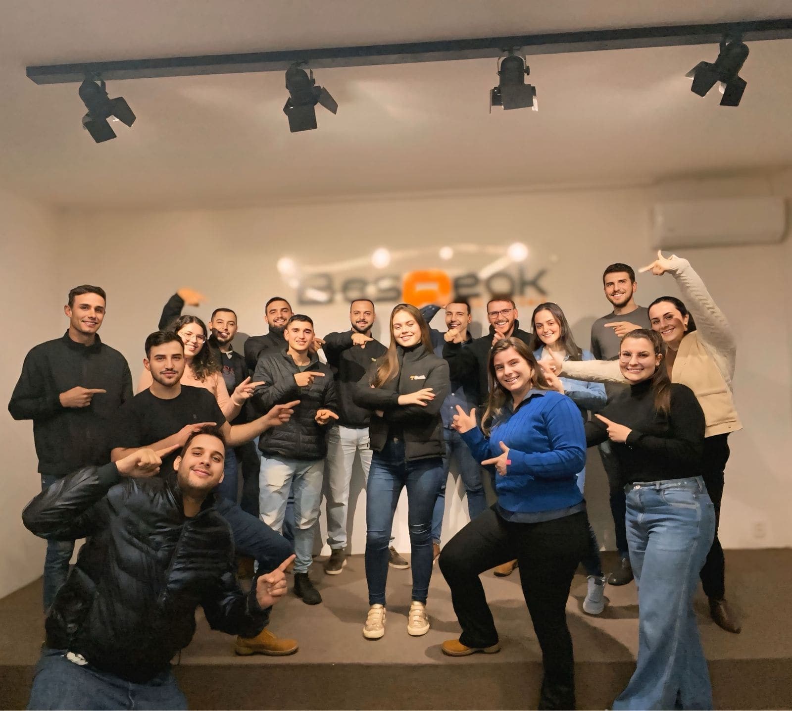 Alunos comemoram o fim do curso de oratória na Bespeak Passo Fundo