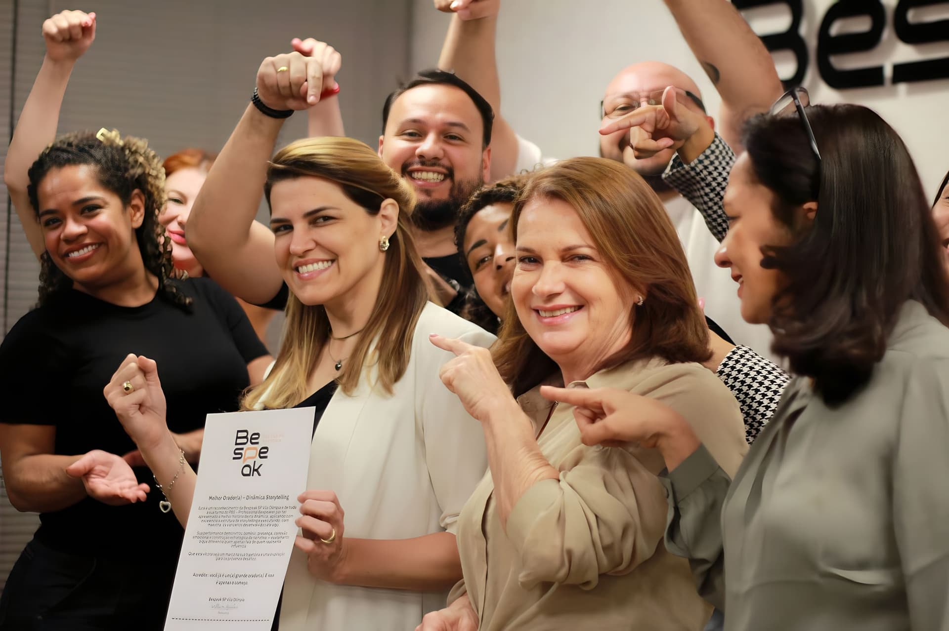 Alunos da Bespeak Vila Olímpia celebram com certificados na mão