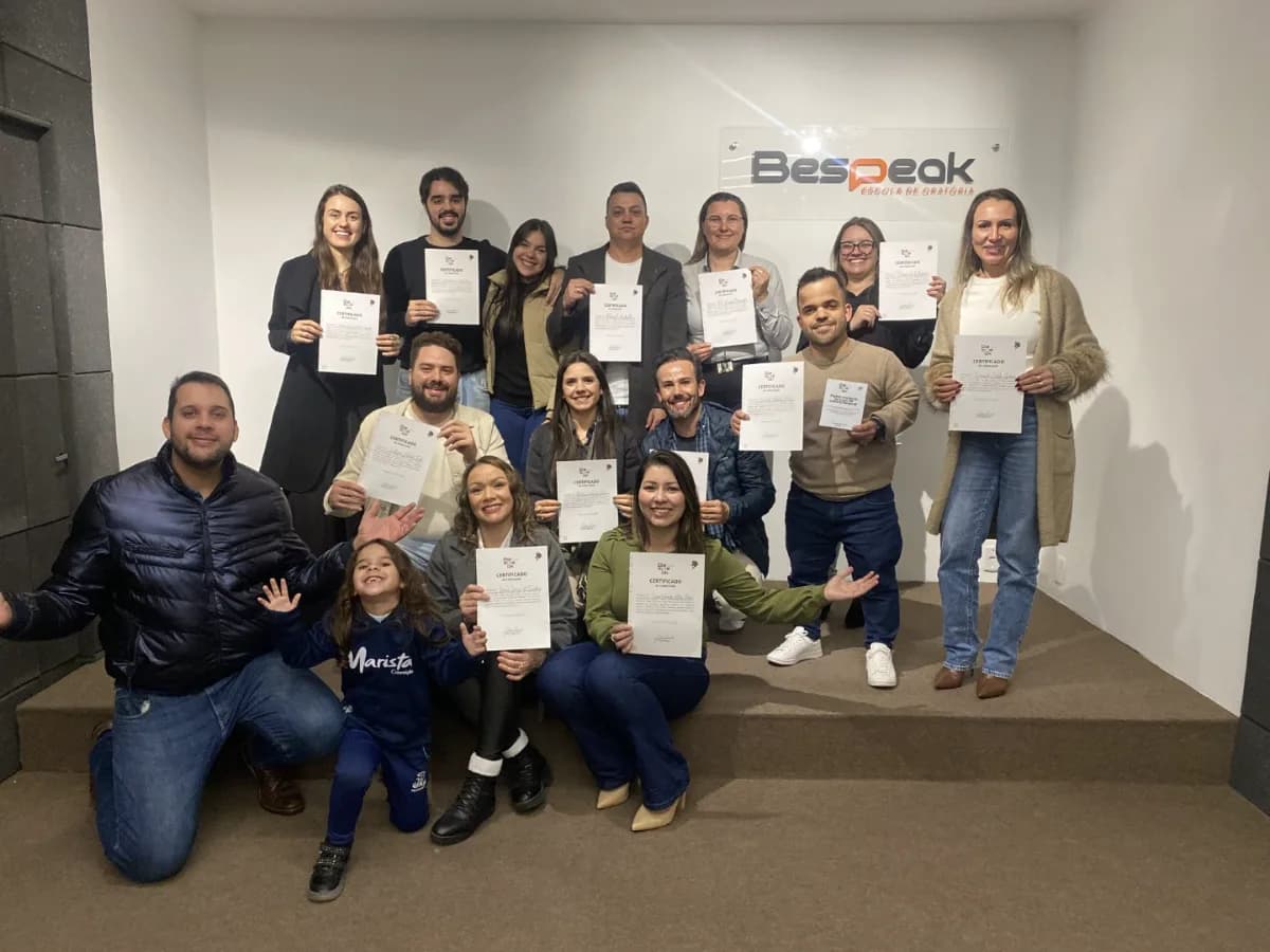 Turma mostra os certificados no palco
