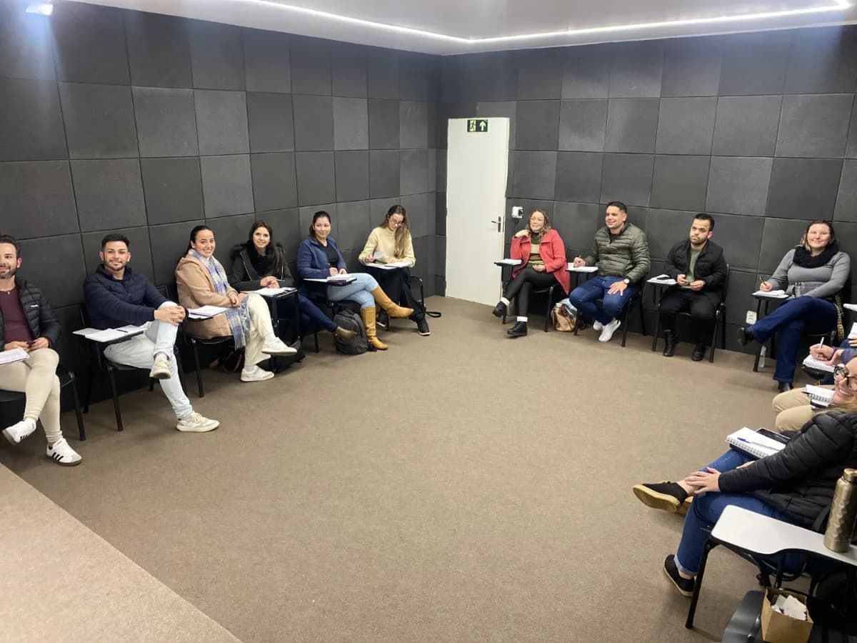 Alunos em semicírculo durante a aula
